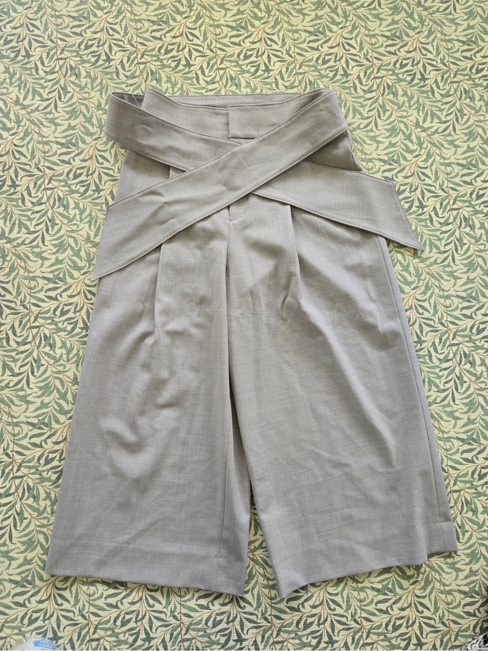 Club Monaco Light Gray Trousers with a Wide Band Tie Waist